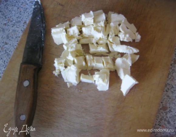 Холодное сливочное масло нарезать на маленькие кусочки.
