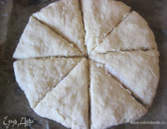 На этом этапе:
Можно выемкой вырезать заготовки, как печенье, можно скатать маленькие шарики, я разделила тесто на две части.
Каждую часть теста раскатать в круг , толщиной 2 см, прямо на пергаментной бумаге.
Острым ножом разрезать на 8 сегментов.


