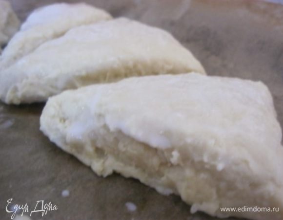 Смазать молоком.
Выпекать в разогретой до 180 С духовке, 20-25 минут, до золотистого цвета.