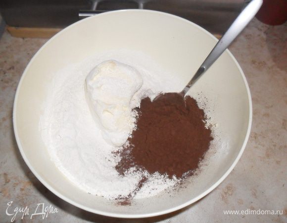 Все ингредиенты для теста выложить в миску.