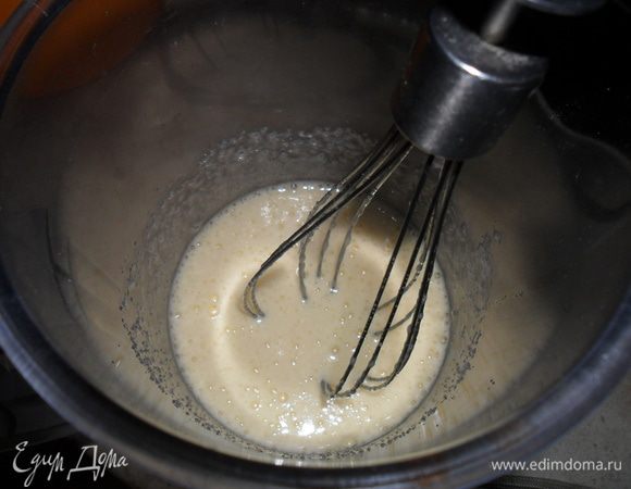 Отдельно взбиваем яйца с сахаром и ванилью.