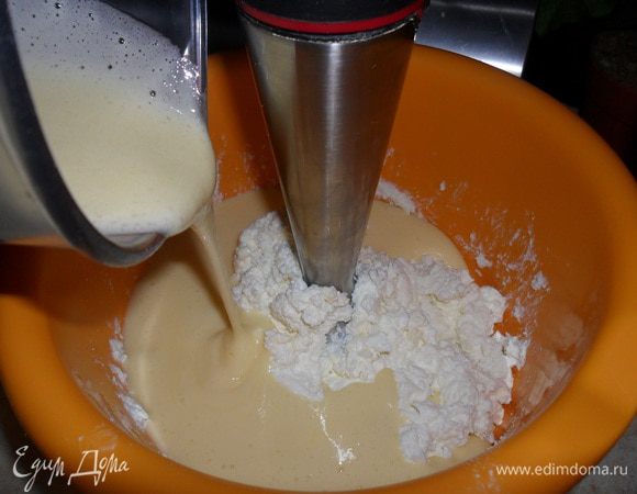 Соединяем творог со взбитыми яйцами и хорошо перемешиваем.