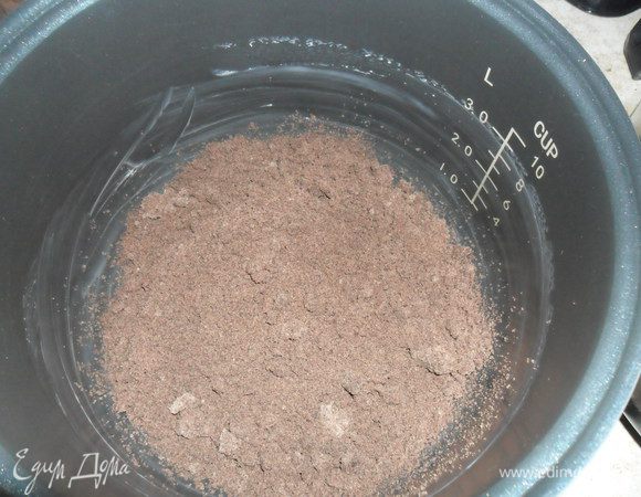 В смазанную сливочным маслом форму (диаметр 24 см) или форму мультиварки всыпаем 1/3 крошки.