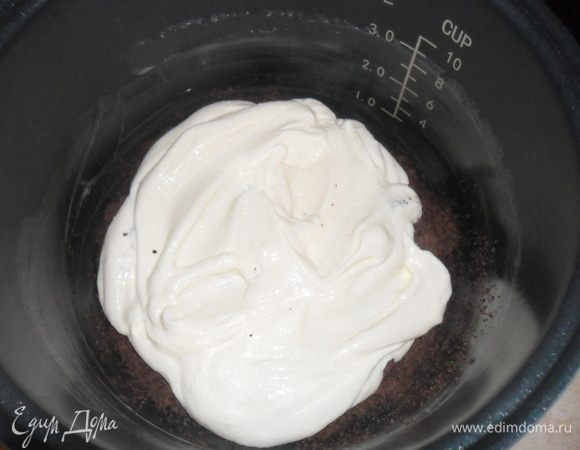 Сверху ложкой выкладываем половину крема.