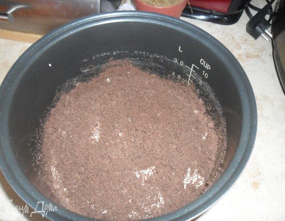 Затем присыпаем крошкой, выкладываем оставшийся крем и опять присыпаем крошкой.