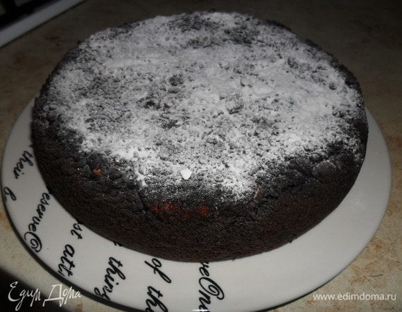 Выпекаем в разогретой до 180 С духовке 40-50 минут, выключаем духовку и оставляем пирог еще на 10 минут. Затем достаем, даем остыть и аккуратно перекладываем на блюдо. Если выпекаем в мульти то ставим на режим ВЫПЕЧКА на 1 час, и оставляем на 20 минут на подогреве. Вынимаем с помощью контейнера для приготовления на пару. Присыпаем по желанию сахарной пудрой.