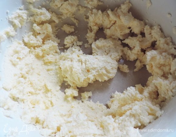 Размягченный маргарин (можете смело заменить сливочным маслом) взбиваем вместе с сахаром и ванилином. Если взбивать будете именно маргарин, то воздушной пышной массы никогда не получите - и не пытайтесь. Достаточно будет просто получить однородную массу. Масло можете взбить более тщательно).