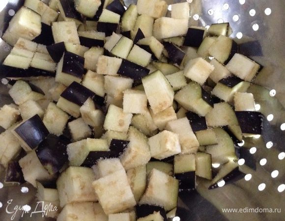 Баклажан нарезать на мелкие кубики, присолить 1/2 соли и отставить в сторону.