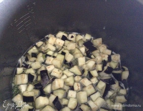 Через 5 минут промыть баклажаны под струей холодной воды и переложить в маринад. Спустя 10 минут выключить и оставить в мультиварке на 5 минут.