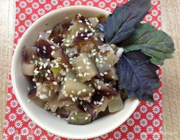 Переложить в салатник и посыпать кунжутом.