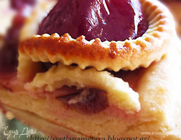 Смазать тесто взбитым желтком и оставить на 20 минут.
Выпекать в предварительно разогретой духовке, при температуре 190 градусов, 25 минут.
Так как время приготовления теста изменено, то пирог поднялся умеренно, не сильно воздушный, но тем не менее получился очень вкусный.