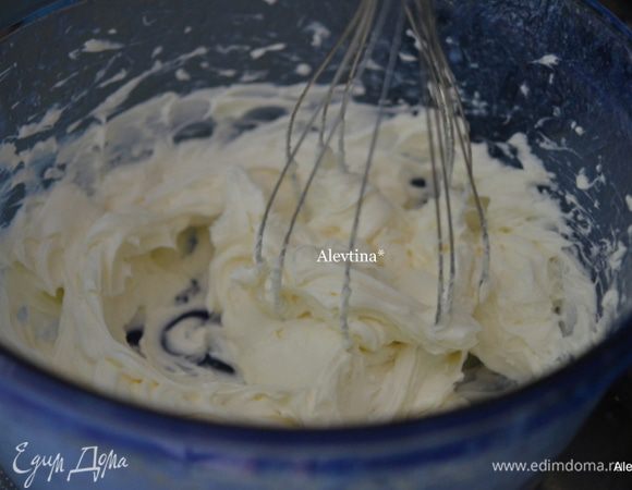 Приготовим начинку. Взбить сливочный сыр со сливками, сахаром и растопленным сливочным масло на средней скорости до однородной массы. Отставить в сторону.
