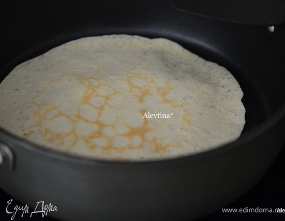 Выпекать блинчики на разогретой сковороде, первый блин на растительном масле, последующие уже без него. 