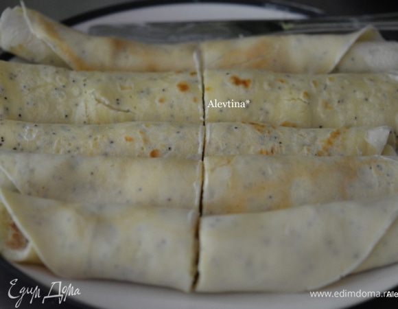 Свернуть рулетом или конвертом. Обжарить вновь на сковороде слегка.
