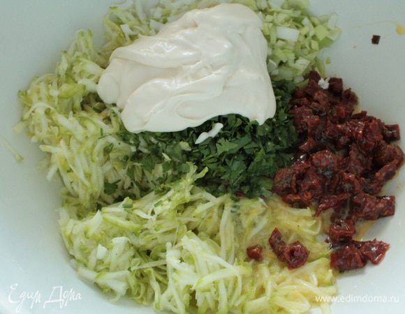 Яйца слегка взбить венчиком,добавить к овощам,добавить сметану,перемешать.Яйца не крупные,150 грамм, взвешивала вместе со скорлупой