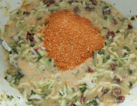 Добавить растительное масло, панировочные сухари,перемешать.Сухари у меня со специями,поэтому я не добавляла ни соль ни перец,и в их составе уже есть чеснок.Если у вас обычные сухари,тогда добавьте специи по своему вкусу.