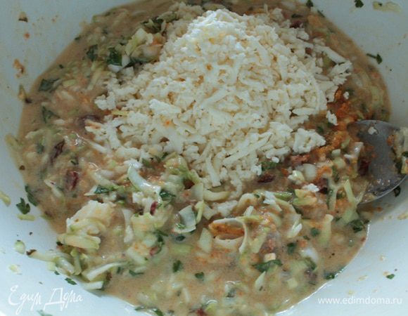 Добавить натертую на крупной терке брынзу.Я покупала на рынке,малосольную.