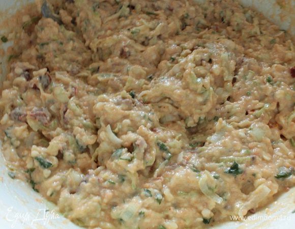 Муку смешать с разрыхлителем,просеять и добавить,перемешать.