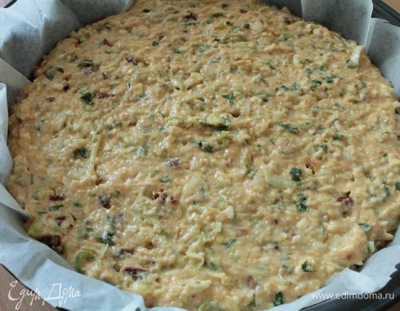 Форму для выпечки выстелить пергаментом,равномерно распределить приготовленную смесь.