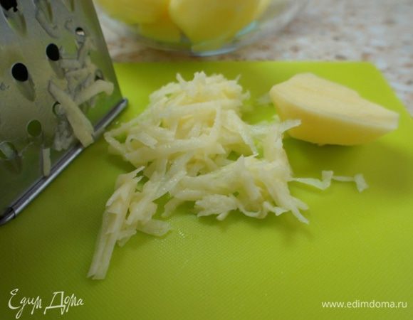 Картофель натереть на крупной терке.
