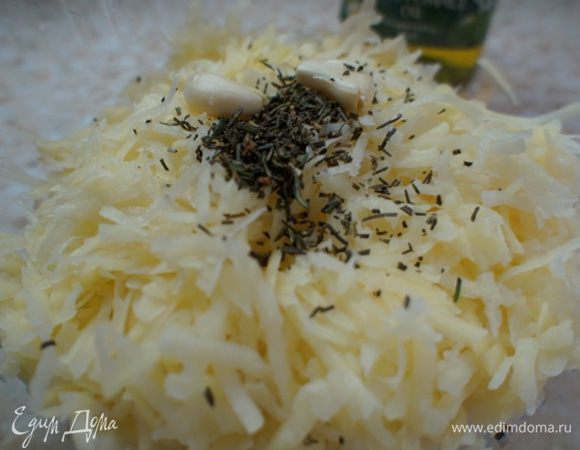 Смешать с розмарином и двумя зубчиками чеснока, слегка раздавленными.