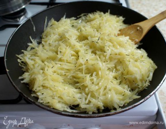 Обжарить на оливковом масле 10 минут, добавить соль по вкусу. Снять с огня, убрать чеснок.