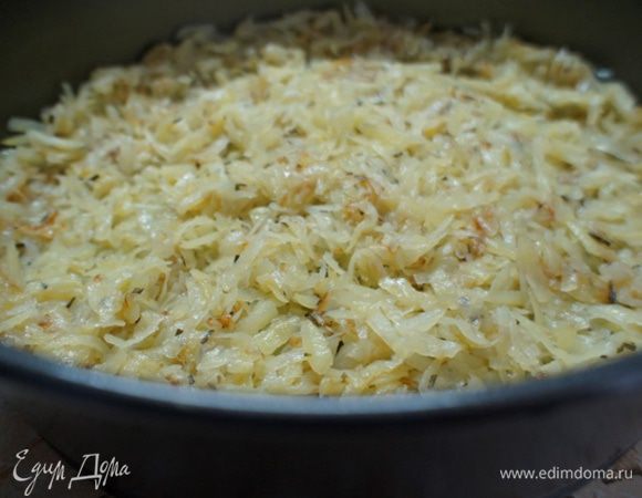 Переложить обжаренный картофель в форму для запекания. Поставить в разогретую до 180 гр.духовку. Выпекать картофельную основу 10-15 минут.