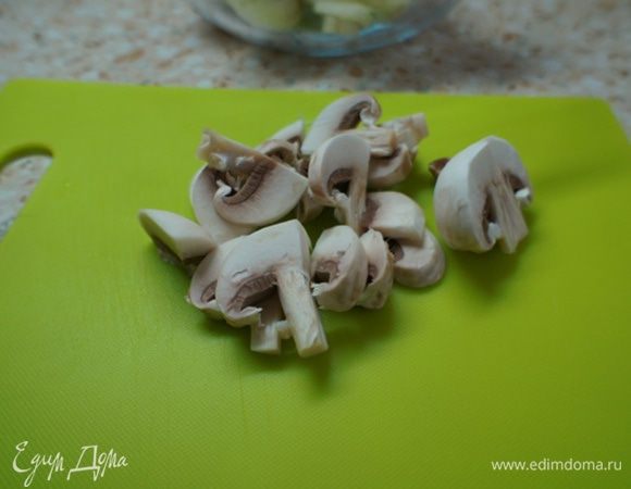 Готовим начинку. 
Порезать шампиньоны .