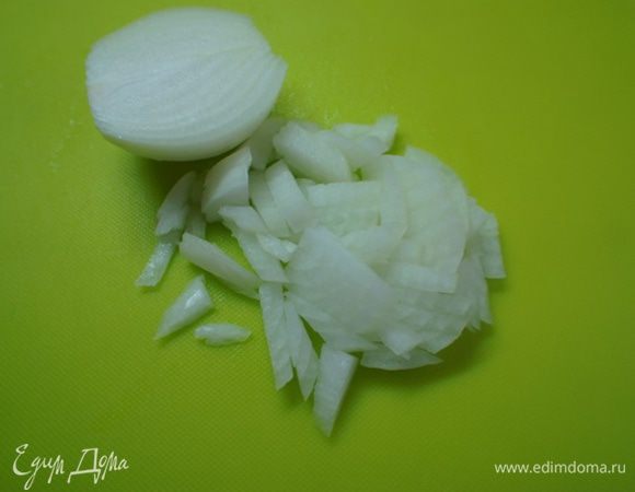 Порезать лук.