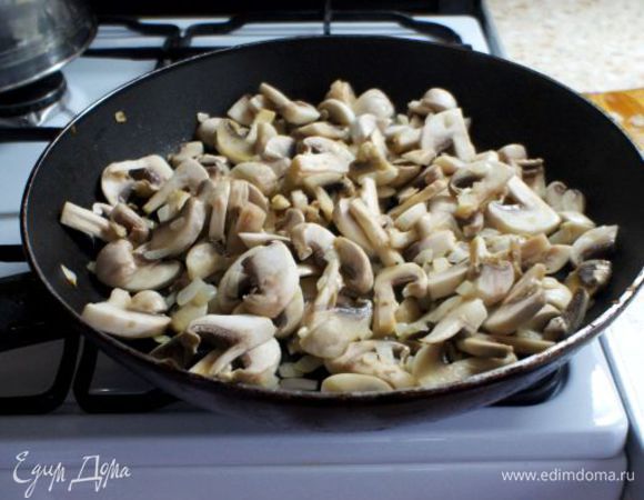 Лук обжарить на оливковом масле (3-5 минут). Затем добавить грибы и обжарить до испарения жидкости.