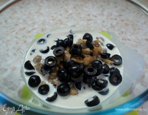 Яйца взбить со сметаной. 
Добавить специи. И перемешать с грибами и маслинами.