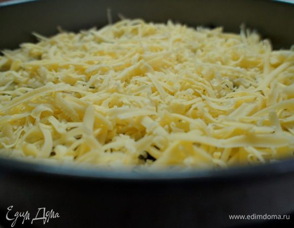 Посыпать тертым сыром. Поставить в духовку на 15-20 минут.