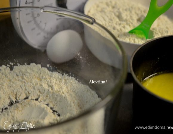 В миске смешать часть муки, активные дрожжи, сахар, ½ ч.л соль, фруктовые специи( в рецепте не уточнялись что за специи, у меня только цедра цитрусовых), добавить теплое молоко,1 стол.л чая заваренного, яйцо. Смешать деревянной ложкой. Постепенно добавлять масло и муку, муку лучше на три части разделить и тремя частями добавлять.