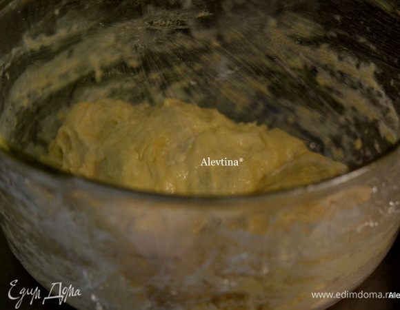 Помять руками, смазать растительным маслом. Закрыть пленкой и поставить в теплое место на 2 часа. Тесто вырастит и поднимется .