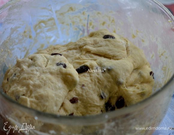 Фрукты с чая процедить, чтоб жидкость полностью сошла. Добавить в тесто и перемешать.
