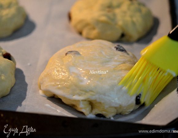 Разделить тесто на 2 части. Каждую часть на 6 частей, выложить на смазанный противень(два) или с бумагой для выпечки. Сформировать шарики и поставить на расстойку на 1 час. Затем смазать сливками со сметаной.
