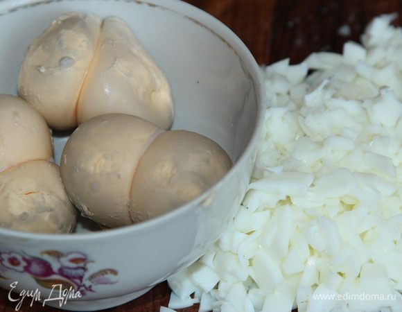 Отвариваем яйца вкрутую. Отделяем белки от желтков, желтки пойдут в соус, а белок рубим и добавим в фарш. У меня крупные двухжелтковые яйца.