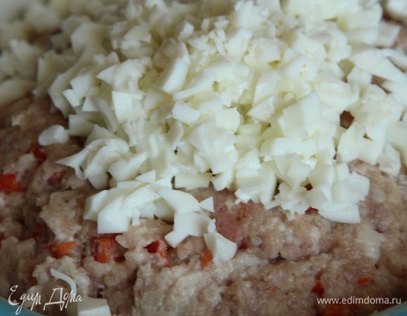 Готовим фарш, красный болгарский перец нарезаем мелким кубиком, вяленые помидоры тоже - добавляем в фарш. Перчим, перемешиваем и добавляем яичный белок.