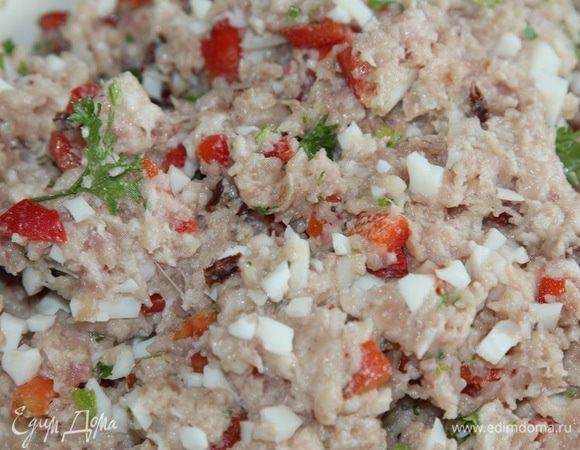 Перемешиваем и добавляем рубленую петрушку. Получается вот такой красивенький фаршик.