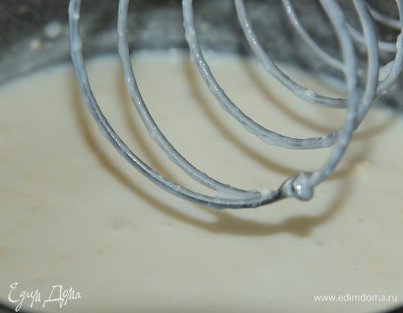 Теперь готовим соус. Здесь я смешала все: взяла что-то от "бешамель" и добавила основную составляющую желткового соуса - яичные желтки. Итак, сливочное масло топим в сотейнике, притрушиваем мукой, перемешиваем и прогототавливаем немного, постоянно помешивая. Постепенно добавляем стакан молока и, продолжая помешивать, чтобы не образовались комочки, доводим до кипения. 