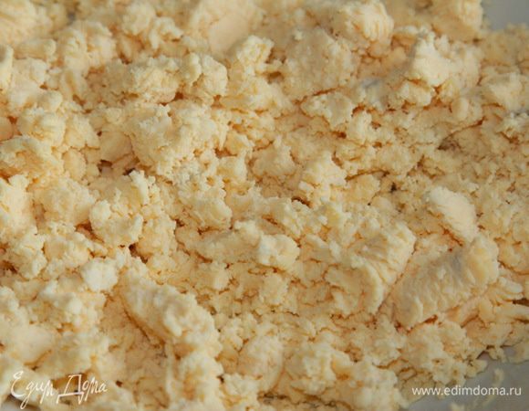 Яичные желтки разминаем, можно протереть через сито, но я этого не делала.