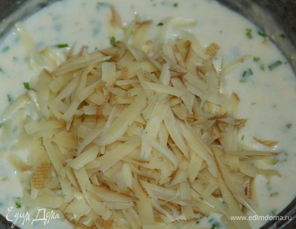 Добавляем желтки в соус и венчиком вымешиваем, чтобы не было комочков. Продолжая прогревать соус, постепенно добавляем второй стакан молока. Здесь просто регулируйте густоту соуса. Мне не нужен был слишком густой соус, поэтому я использовала оба стакана полностью. Как только соус закипел, снимаем его с огня, добавляем рубленую петрушку и потертый козий сыр.