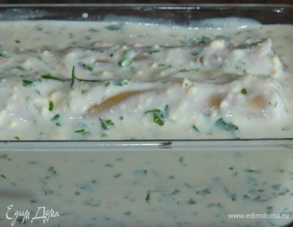 Снова добавляем соус так, чтобы каннеллони были покрыты полностью. И так, пока не закончатся и каннеллони, и соус. У меня получилось три слоя.