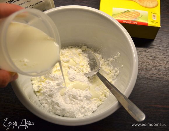 Развести крахмал со 150 мл молока, размешать, чтобы не было комочков.