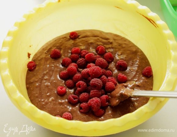 В отдельной миске смешайте все сухие ингредиенты. Добавьте частями полученную смесь в яично-сырную массу. Опять хорошо перемешайте. Затем добавьте в тесто ягоды и аккуратно перемешайте.