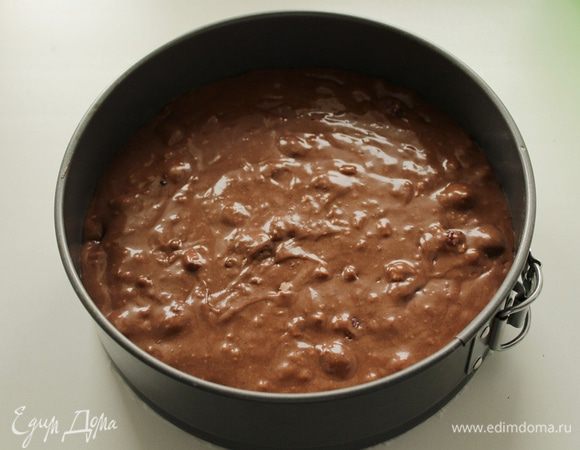 Выпекайте пирог 50-55 минут в разогретой духовке , до готовности пирога, проверив его зубочисткой. Она должна остаться сухой.