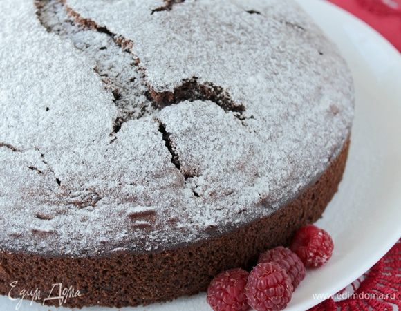 Пирог полностью остудите, посыпьте сахарной пудрой.
