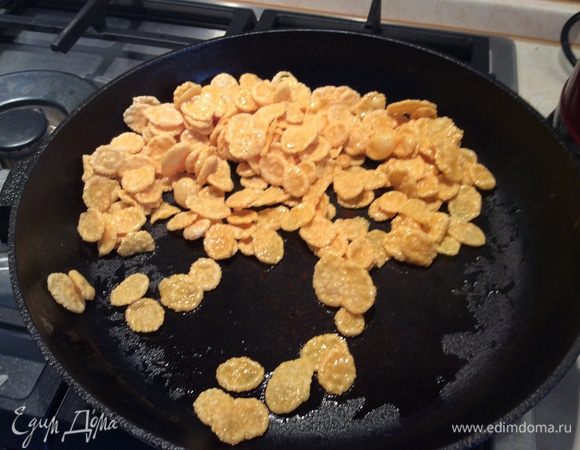 Обжариваем хлопья на масле.