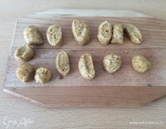 Замешиваем тесто, добавив муку и молоко. Делаем "колбаску" из теста и разрезаем на части. Делаем лепешки