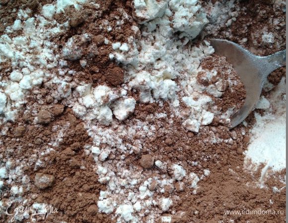 Соединить все сухие ингредиенты - муку, соду, соль, сахар и какао. 